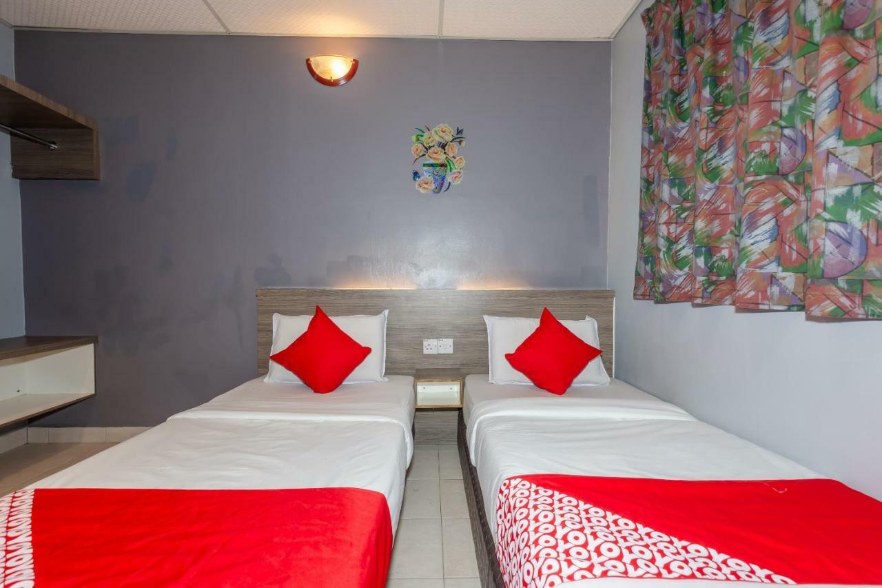 Oyo 1088 Yellow Mansion Banda Kaba Hotel Malacca Esterno foto